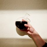 Da ist es: das Cold-Drip-Konzentrat nach guten sechs Stunden tröpfeln. Cold Drip hat doppelt so viel Koffein wie Espresso, weil Koffein wasserlöslich ist. Umso länger Kaffee mit Wasser in Verbindung ist, desto stärker wird er. Espresso hat 30 Sekunden Kontakt mit Wasser, Cold Drip sechs Stunden.