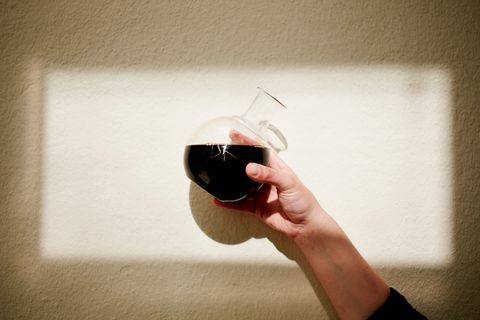 Da ist es: das Cold-Drip-Konzentrat nach guten sechs Stunden tröpfeln. Cold Drip hat doppelt so viel Koffein wie Espresso, weil Koffein wasserlöslich ist. Umso länger Kaffee mit Wasser in Verbindung ist, desto stärker wird er. Espresso hat 30 Sekunden Kontakt mit Wasser, Cold Drip sechs Stunden.