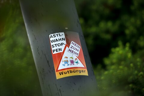 Ein Aufkleber "Asyl-Wahn Stoppen - Nein zum Heim - Wutbürger" klebt an einem Laternenmast in unmittelbarer Nähe des Leonardo-Hotel in Freital in Sachsen. Dort wurden bereits 100 Flüchtlinge untergebracht.