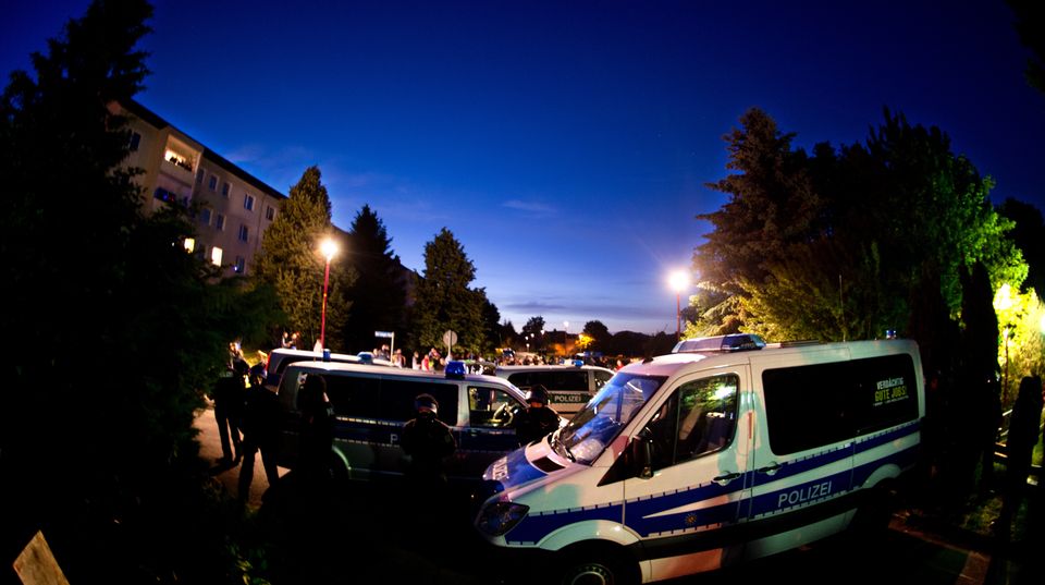 Polizei sichert die Unterbringung von Asylbewerbern (Leonardo-Hotel) in Freital in Sachsen. Rund 80 Menschen haben am Dienstagabend in Freital bei Dresden gegen die Unterbringung von Asylbewerbern in dem Hotel protestiert. Etwa 200 Menschen stellten sich nach Angaben der Polizei dem Protest entgegen und riegelten die Unterkunft ab.