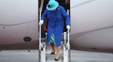 Elizabeth II. in Deutschland: Tag eins, 23. Juni 2015 Mit ihren 89 Jahren erfreut sich die Queen noch bester Gesundheit und steigt ohne Hilfe die Stufen ihres Flugzeuges hinab.
