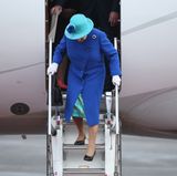 Elizabeth II. in Deutschland: Tag eins, 23. Juni 2015 Mit ihren 89 Jahren erfreut sich die Queen noch bester Gesundheit und steigt ohne Hilfe die Stufen ihres Flugzeuges hinab.