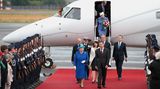 Elizabeth II. in Deutschland: Tag eins, 23. Juni 2015 Am Dienstagabend kurz vor 19 Uhr landet die Sondermaschine mit der Queen und Prinz Philip auf dem Flughafen Berlin-Tegel. Nach der Begrüßung mit 21 Salutschüssen fahren die Royals ins Hotel Adlon, wo Elizabeth II. und Prinz Philip während ihres Staatsbesuches eine 180 Quadratmeter große Suite bewohnen.