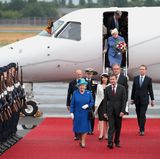 Elizabeth II. in Deutschland: Tag eins, 23. Juni 2015 Am Dienstagabend kurz vor 19 Uhr landet die Sondermaschine mit der Queen und Prinz Philip auf dem Flughafen Berlin-Tegel. Nach der Begrüßung mit 21 Salutschüssen fahren die Royals ins Hotel Adlon, wo Elizabeth II. und Prinz Philip während ihres Staatsbesuches eine 180 Quadratmeter große Suite bewohnen.