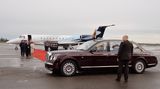 Elizabeth II. in Deutschland: Tag eins, 23. Juni 2015 Der weinrote Bentley der Queen wurde extra aus London eingeflogen. Die Limousine ist zwei Meter breit, mehr als sechs Meter lang und 1,77 Meter hoch. Kostenpunkt der Sonderanfertigung: elf Millionen Euro.