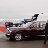 Elizabeth II. in Deutschland: Tag eins, 23. Juni 2015 Der weinrote Bentley der Queen wurde extra aus London eingeflogen. Die Limousine ist zwei Meter breit, mehr als sechs Meter lang und 1,77 Meter hoch. Kostenpunkt der Sonderanfertigung: elf Millionen Euro.