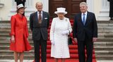 Elizabeth II. in Deutschland: Tag zwei, 24. Juni 2015 Der Tag beginnt für die Queen und Prinz Philip gegen 10.30 Uhr mit einem Empfang von Bundespräsident Joachim Gauck und dessen Lebensgefährtin Daniela Schadt auf Schloss Bellevue.