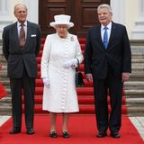 Elizabeth II. in Deutschland: Tag zwei, 24. Juni 2015 Der Tag beginnt für die Queen und Prinz Philip gegen 10.30 Uhr mit einem Empfang von Bundespräsident Joachim Gauck und dessen Lebensgefährtin Daniela Schadt auf Schloss Bellevue.