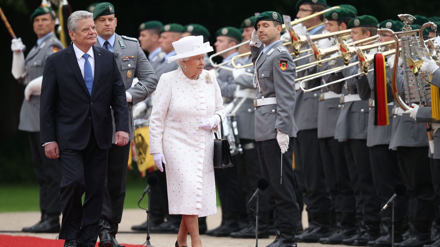 Elizabeth II. in Deutschland: Tag zwei, 24. Juni 2015 Im Park von Schloss Bellevue spielt eine Ehrenformation der Bundeswehr die britische Hymne "God Save the Queen" und die deutsche Nationalhymne. Die Queen und Bundespräsident Gauck schreiten über den roten Teppich, bevor sie sich ins Innere des Schlosses begeben.