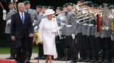 Elizabeth II. in Deutschland: Tag zwei, 24. Juni 2015 Im Park von Schloss Bellevue spielt eine Ehrenformation der Bundeswehr die britische Hymne "God Save the Queen" und die deutsche Nationalhymne. Die Queen und Bundespräsident Gauck schreiten über den roten Teppich, bevor sie sich ins Innere des Schlosses begeben.