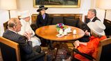 Elizabeth II. in Deutschland: Tag zwei, 24. Juni 2015 Bei einer Tasse Tee und Keksen plaudert die Queen mit Bundespräsident Gauck. Eine Dolmetscherin hilft beim Übersetzen.