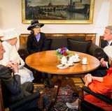 Elizabeth II. in Deutschland: Tag zwei, 24. Juni 2015 Bei einer Tasse Tee und Keksen plaudert die Queen mit Bundespräsident Gauck. Eine Dolmetscherin hilft beim Übersetzen.
