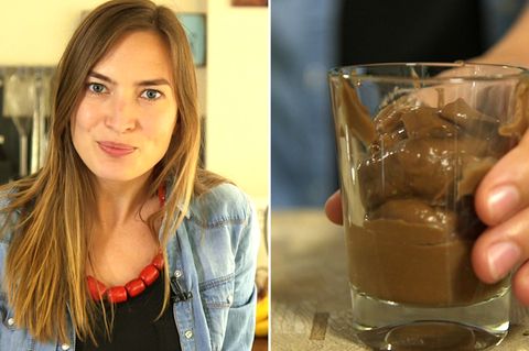 Denise bereitet gesundes Schokomousse zu