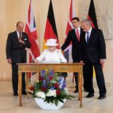Elizabeth II. in Deutschland: Tag zwei, 24. Juni 2015 Die Queen und Prinz Philip tragen sich auf Schloss Bellevue in das Goldene Buch ein. Der 94-jährige Philip hat sogar seinen eigenen Stift dabei, mit dem er unterschreibt.