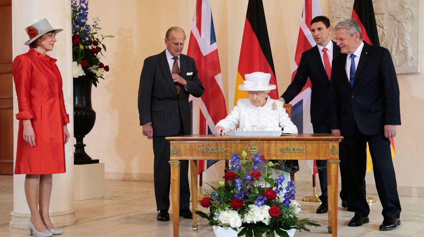 Elizabeth II. in Deutschland: Tag zwei, 24. Juni 2015 Die Queen und Prinz Philip tragen sich auf Schloss Bellevue in das Goldene Buch ein. Der 94-jährige Philip hat sogar seinen eigenen Stift dabei, mit dem er unterschreibt.