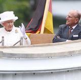 Tag zwei, 24. Juni 2015  Von Schloss Bellevue aus geht es zu Fuß zum Ufer der Spree. Dort besteigen die Queen, Prinz Philip, Bundespräsident Gauck und Daniela Schadt ein Holzboot, das wie die Queen Jahrgang 1926 ist. Zahlreiche Schaulustige jubeln der Königin und ihrem Gatten vom Ufer aus zu.