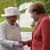 Elizabeth II. in Deutschland: Tag zwei, 24. Juni 2015 Vorm Bundeskanzleramt wird die Queen von Angela Merkel empfangen. Sie reicht der Königin zur Begrüßung die Hand. Einen Knicks sieht das Protokoll nicht vor und auch einen Hut muss Merkel nicht tragen.