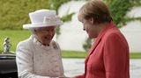 Elizabeth II. in Deutschland: Tag zwei, 24. Juni 2015 Vorm Bundeskanzleramt wird die Queen von Angela Merkel empfangen. Sie reicht der Königin zur Begrüßung die Hand. Einen Knicks sieht das Protokoll nicht vor und auch einen Hut muss Merkel nicht tragen.