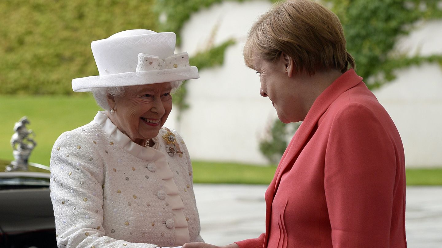 Elizabeth II. in Deutschland: Tag zwei, 24. Juni 2015 Vorm Bundeskanzleramt wird die Queen von Angela Merkel empfangen. Sie reicht der Königin zur Begrüßung die Hand. Einen Knicks sieht das Protokoll nicht vor und auch einen Hut muss Merkel nicht tragen.