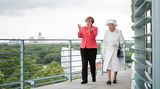 Elizabeth II. in Deutschland: Tag zwei, 24. Juni 2015 Die Queen und Bundeskanzlerin Merkel auf der Terrasse des Bundeskanzleramtes.
