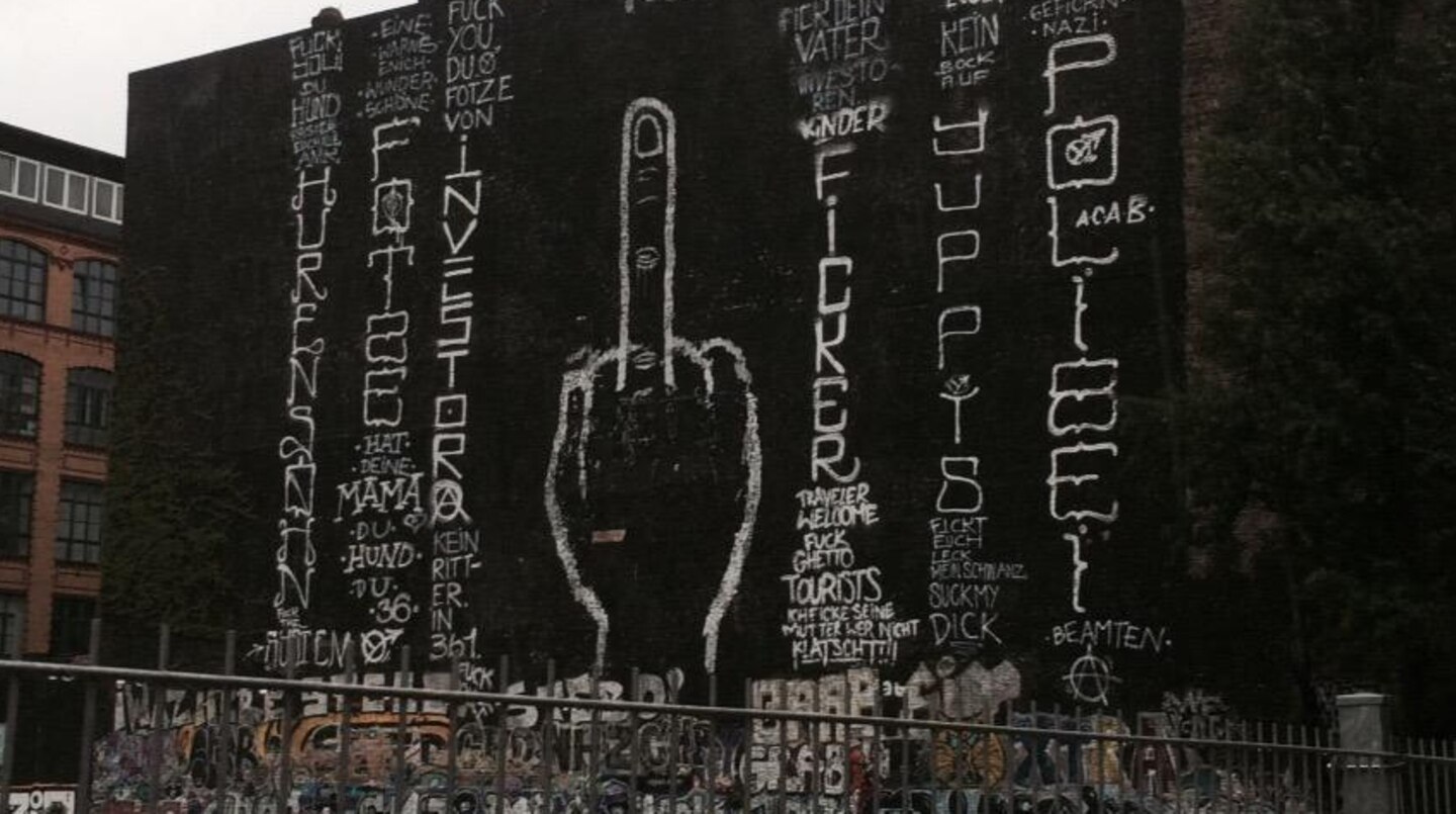 Twitter-Nutzer posten Bilder vom neuen Protest-Graffiti an der Berliner Cuvry-Brache