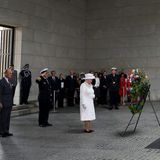 Elizabeth II. in Deutschland: Tag zwei, 24. Juni 2015 Wie bereits 2004 besucht die Queen auch dieses Mal die Neue Wache in Berlin, um einen Kranz niederzulegen. Das Mahnmal ist die zentrale deutsche Gedenkstätte für alle Opfer von Krieg und Gewaltherrschaft. Anschließend fährt die Königin zurück ins Hotel und gönnt sich eine Mittagspause.
