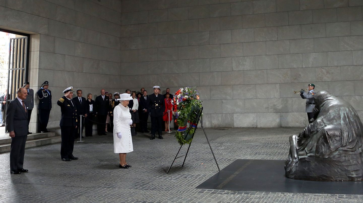 Elizabeth II. in Deutschland: Tag zwei, 24. Juni 2015 Wie bereits 2004 besucht die Queen auch dieses Mal die Neue Wache in Berlin, um einen Kranz niederzulegen. Das Mahnmal ist die zentrale deutsche Gedenkstätte für alle Opfer von Krieg und Gewaltherrschaft. Anschließend fährt die Königin zurück ins Hotel und gönnt sich eine Mittagspause. Elizabeth II. in Deutschland: Tag zwei, 24. Juni 2015 Wie bereits 2004 besucht die Queen auch dieses Mal die Neue Wache in Berlin, um einen Kranz niederzulegen. Das Mahnmal ist die zentrale deutsche Gedenkstätte für alle Opfer von Krieg und Gewaltherrschaft. Anschließend fährt die Königin zurück ins Hotel und gönnt sich eine Mittagspause.