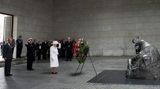 Elizabeth II. in Deutschland: Tag zwei, 24. Juni 2015 Wie bereits 2004 besucht die Queen auch dieses Mal die Neue Wache in Berlin, um einen Kranz niederzulegen. Das Mahnmal ist die zentrale deutsche Gedenkstätte für alle Opfer von Krieg und Gewaltherrschaft. Anschließend fährt die Königin zurück ins Hotel und gönnt sich eine Mittagspause.