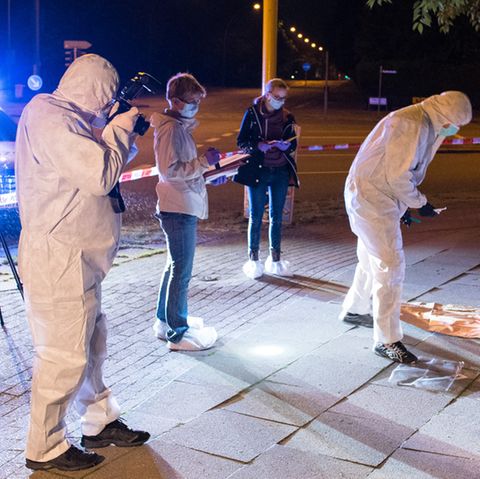 Polizei-Ermittler untersuchen einen Tatort in Hamburg-Jenfeld