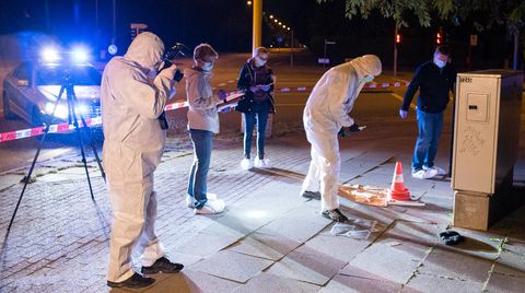 Polizei-Ermittler untersuchen einen Tatort in Hamburg-Jenfeld