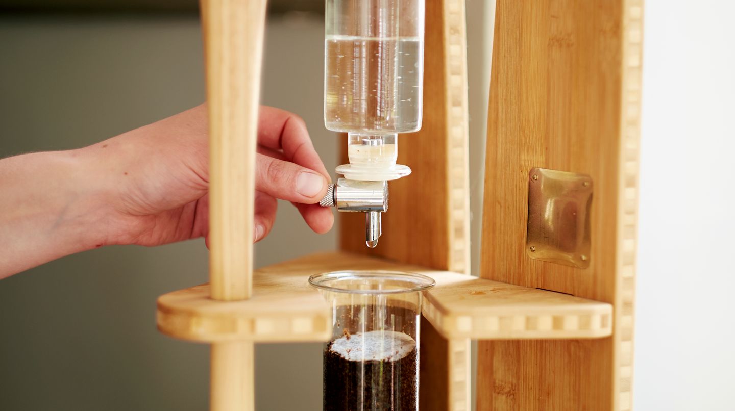Wasser tropft in den Kaffee