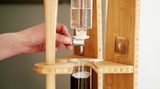 Wasser tropft in den Kaffee