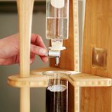 Wasser tropft in den Kaffee