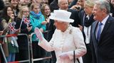 Die Queen und Bundespräsident Gauck vor der TU Berlin