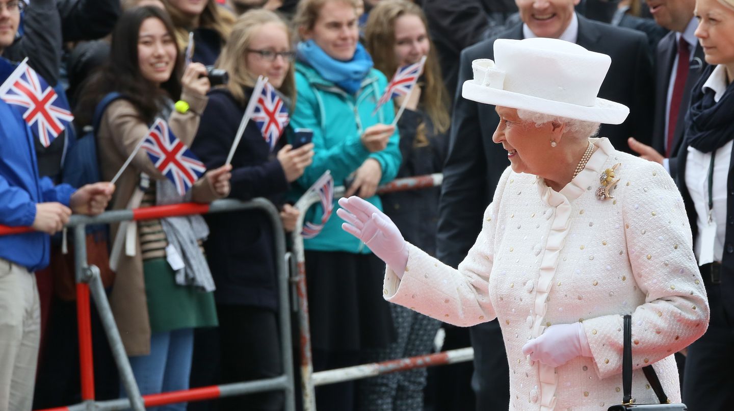 Die Queen winkt in Berlin Schaulustigen zu