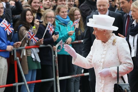 Die Queen winkt in Berlin Schaulustigen zu