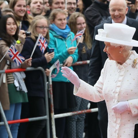 Die Queen winkt in Berlin Schaulustigen zu