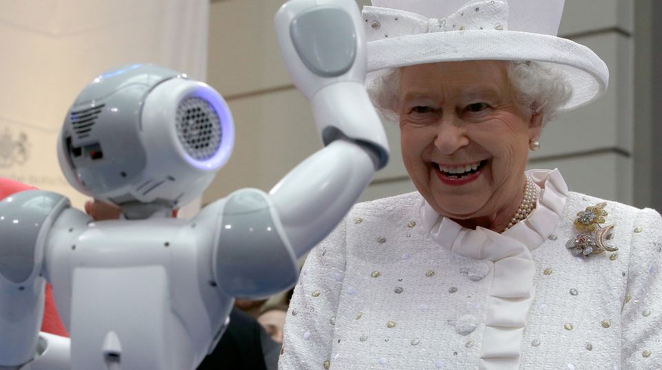 Die Queen lacht über einen winkenden Roboter Die Queen lacht über einen winkenden Roboter