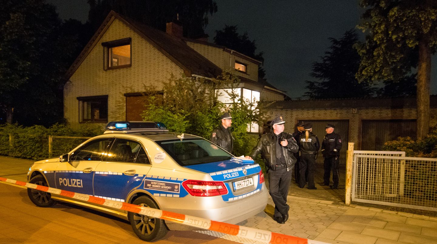 Ein Hamburger hat einen Mann erschossen, der offenbar in sein Haus eindringen wollte. Der mutmaßliche Einbrecher erlag seinen Verletzungen