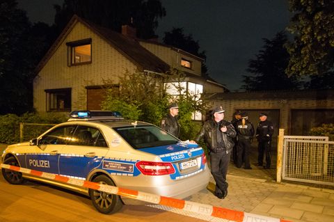 Ein Hamburger hat einen Mann erschossen, der offenbar in sein Haus eindringen wollte. Der mutmaßliche Einbrecher erlag seinen Verletzungen