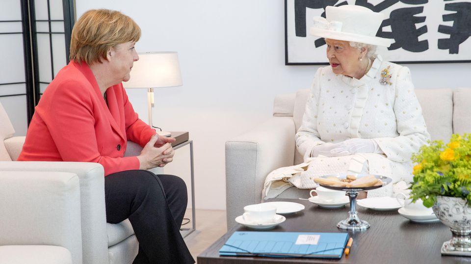 Die Queen und Angela Merkel beim Plausch im Kanzleramt. Die Queen und Angela Merkel beim Plausch im Kanzleramt.