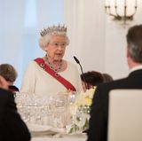 Elizabeth II. in Deutschland: Tag zwei, 24. Juni 2015 Während des Staatsbanketts halten sowohl Bundespräsident Gauck, als auch die Queen eine Rede. In ihrer Ansprache warnt die Königin vor einer "Spaltung in Europa". "Wir haben erlebt, wie schnell sich die Dinge zum Guten wenden können. Wir wissen aber auch, dass wir uns ernsthaft anstrengen müssen, die positiven Veränderungen in der Welt seit dem Krieg zu erhalten", sagte Elizabeth II.