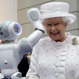 Elizabeth II. in Deutschland: Tag zwei, 24. Juni 2015 An der Technischen Universität trifft die Queen auf Studenten und lauscht einer Rede des Museumsdirektors Neil MacGregor. Unter dem  Thema "Symbols of a Nation" spricht er über typisch Britisches. Die beste Szene des Besuchs ist jedoch ein winkender Roboter, der die Queen zum Lachen bringt.