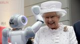 Elizabeth II. in Deutschland: Tag zwei, 24. Juni 2015 An der Technischen Universität trifft die Queen auf Studenten und lauscht einer Rede des Museumsdirektors Neil MacGregor. Unter dem  Thema "Symbols of a Nation" spricht er über typisch Britisches. Die beste Szene des Besuchs ist jedoch ein winkender Roboter, der die Queen zum Lachen bringt.