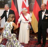 Elizabeth II. in Deutschland: Tag zwei, 24. Juni 2015 Im Inneren von Schloss Bellevue empfängt die Queen die geladenen Gäste, hier Geigerin Anne-Sophie Mutter, die einen besonders tiefen Kicks macht. 140 Persönlichkeiten aus Politik, Wirtschaft, Wissenschaft und Gesellschaft stehen auf der Gästeliste. Bundeskanzlerin Angela Merkel ist mit Ehemann Joachim Sauer gekommen.