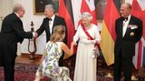 Elizabeth II. in Deutschland: Tag zwei, 24. Juni 2015 Im Inneren von Schloss Bellevue empfängt die Queen die geladenen Gäste, hier Geigerin Anne-Sophie Mutter, die einen besonders tiefen Kicks macht. 140 Persönlichkeiten aus Politik, Wirtschaft, Wissenschaft und Gesellschaft stehen auf der Gästeliste. Bundeskanzlerin Angela Merkel ist mit Ehemann Joachim Sauer gekommen.