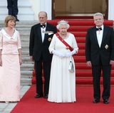 Elizabeth II. in Deutschland: Tag zwei, 24. Juni 2015 Der erste Tag des Staatsbesuchs der Queen begann im Schloss Bellevue - und dort endete er auch mit einem großen Staatsbankett. Im weißen Kleid und mit Diadem posiert Elizabeth II. neben ihrem Mann Prinz Philip und Gastgeber Bundespräsident Joachim Gauck. Links steht Gaucks Lebensgefährtin Daniela Schadt.