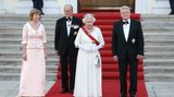 Elizabeth II. in Deutschland: Tag zwei, 24. Juni 2015 Der erste Tag des Staatsbesuchs der Queen begann im Schloss Bellevue - und dort endete er auch mit einem großen Staatsbankett. Im weißen Kleid und mit Diadem posiert Elizabeth II. neben ihrem Mann Prinz Philip und Gastgeber Bundespräsident Joachim Gauck. Links steht Gaucks Lebensgefährtin Daniela Schadt.