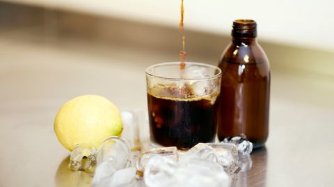 Drink aus Cold-Drip-Kaffee, Tonic Water und Zitrone