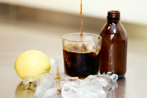 Drink aus Cold-Drip-Kaffee, Tonic Water und Zitrone